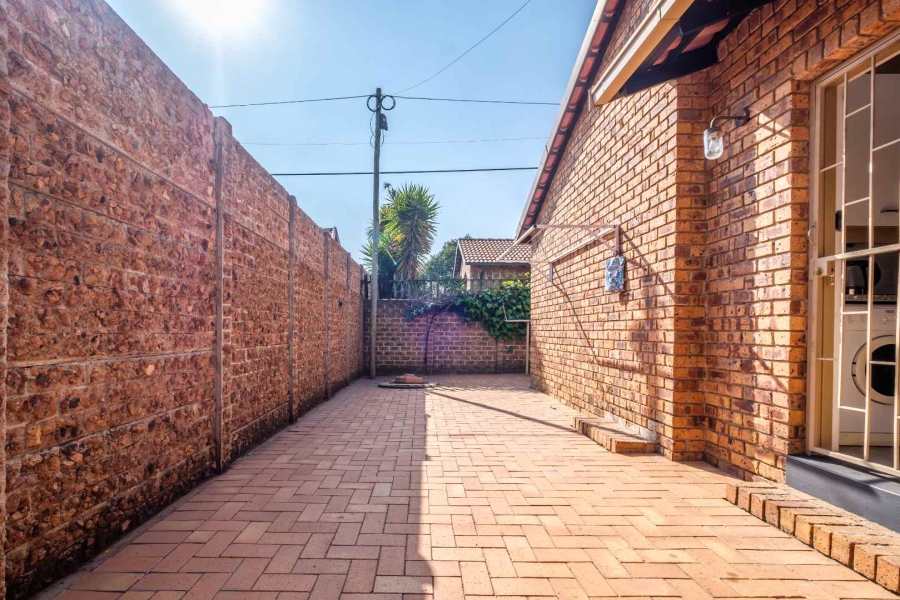 3 Bedroom Property for Sale in Farrarmere Gauteng
