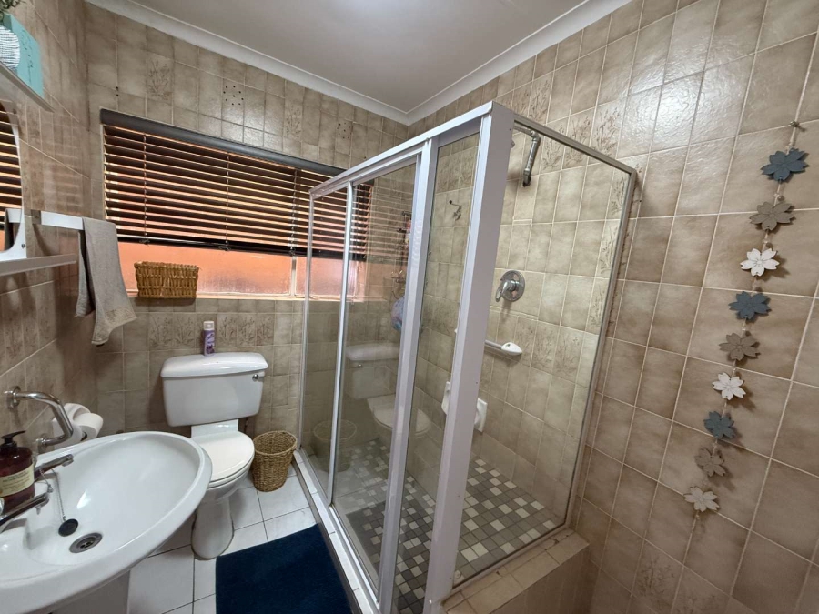 To Let 3 Bedroom Property for Rent in Breaunanda Gauteng