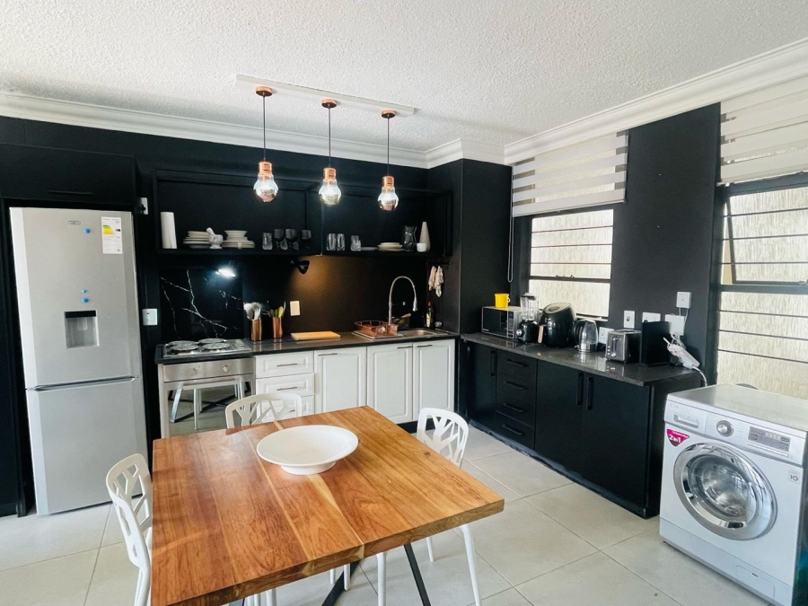 To Let 2 Bedroom Property for Rent in Sandhurst Gauteng