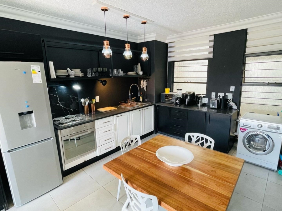 To Let 2 Bedroom Property for Rent in Sandhurst Gauteng