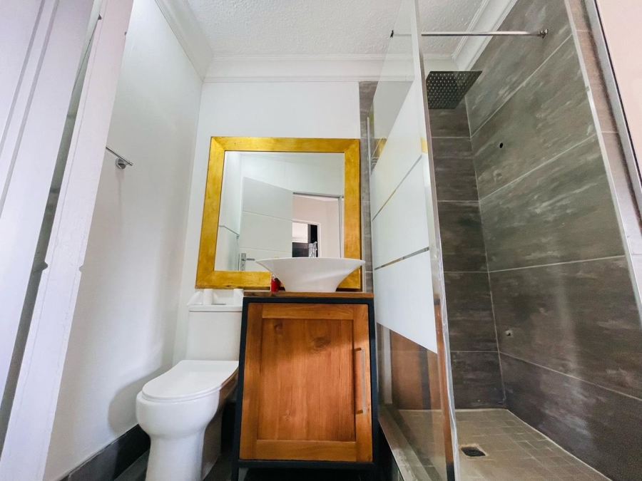 To Let 2 Bedroom Property for Rent in Sandhurst Gauteng