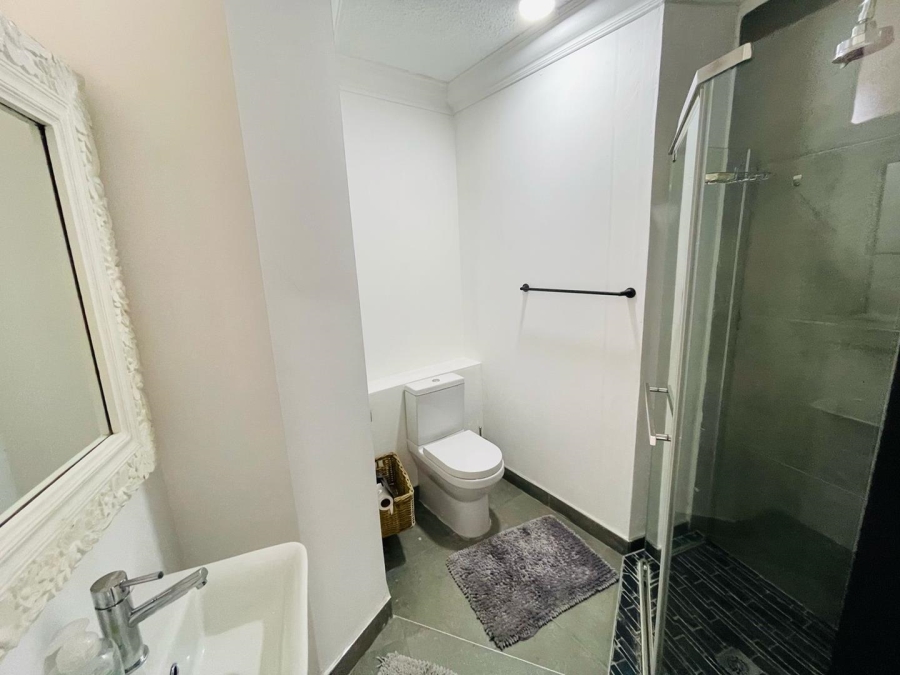 To Let 2 Bedroom Property for Rent in Sandhurst Gauteng