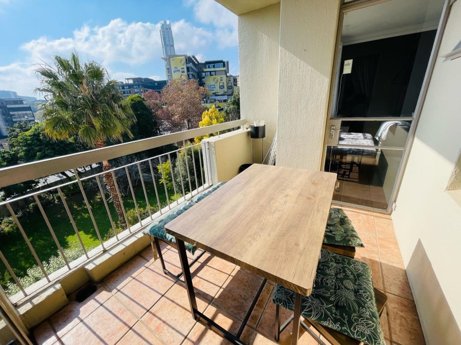 To Let 2 Bedroom Property for Rent in Sandhurst Gauteng