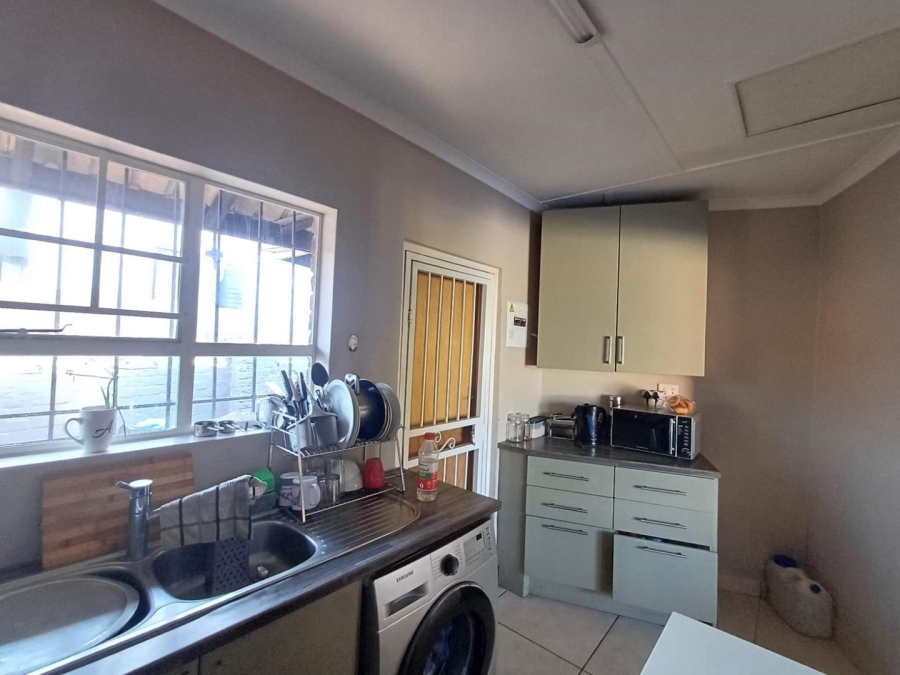 To Let 2 Bedroom Property for Rent in Blairgowrie Gauteng