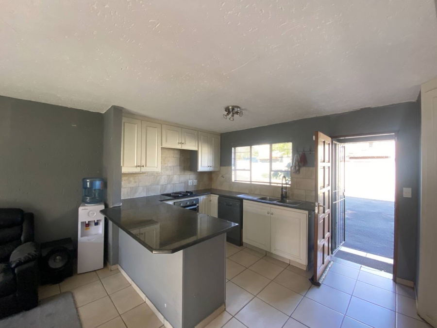 To Let 3 Bedroom Property for Rent in Fairland Gauteng