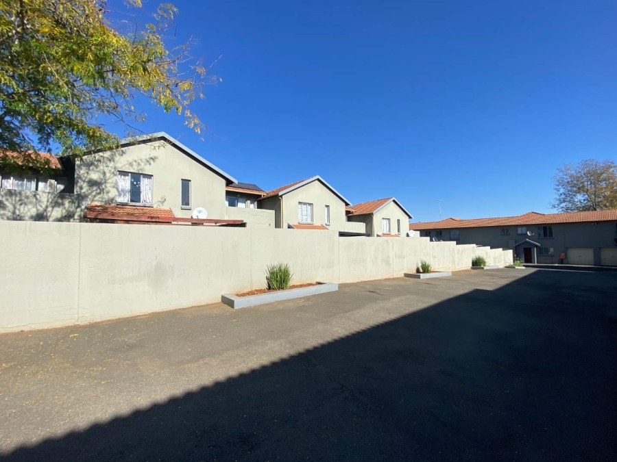 To Let 3 Bedroom Property for Rent in Fairland Gauteng