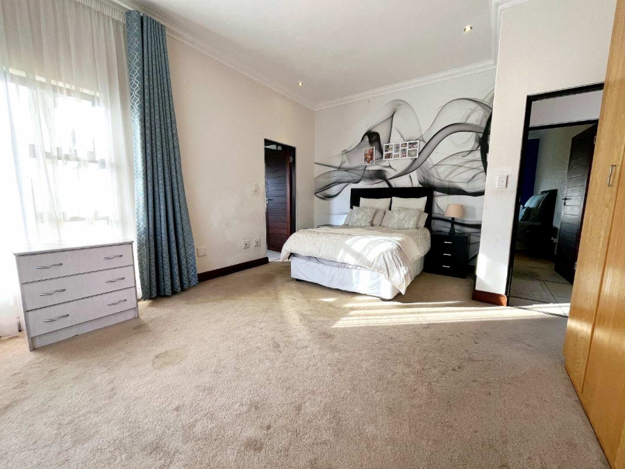 6 Bedroom Property for Sale in Mooikloof Gauteng