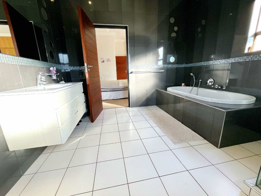 6 Bedroom Property for Sale in Mooikloof Gauteng