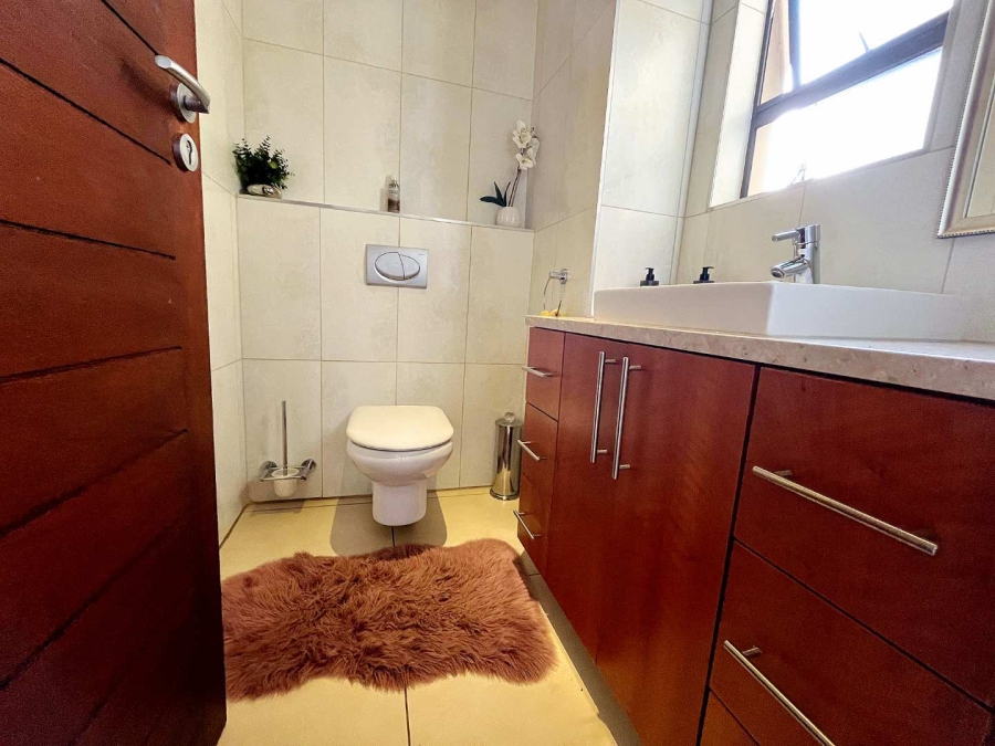 6 Bedroom Property for Sale in Mooikloof Gauteng