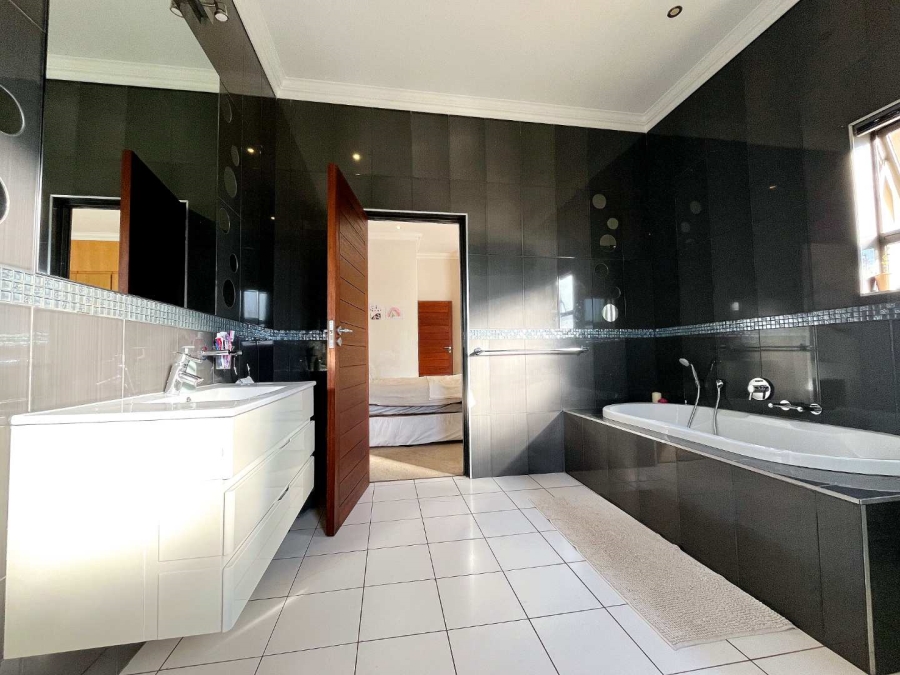 6 Bedroom Property for Sale in Mooikloof Gauteng
