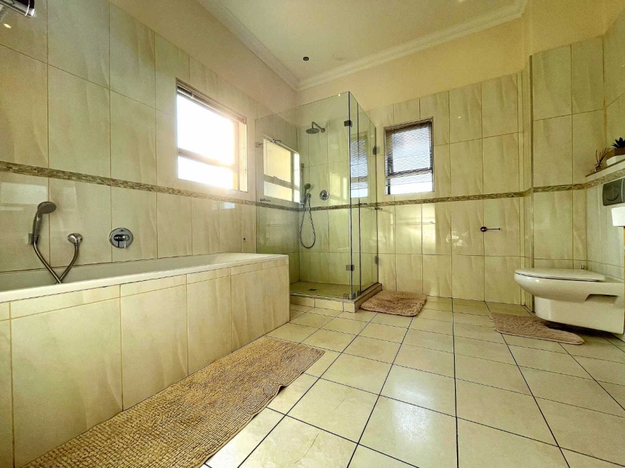 6 Bedroom Property for Sale in Mooikloof Gauteng