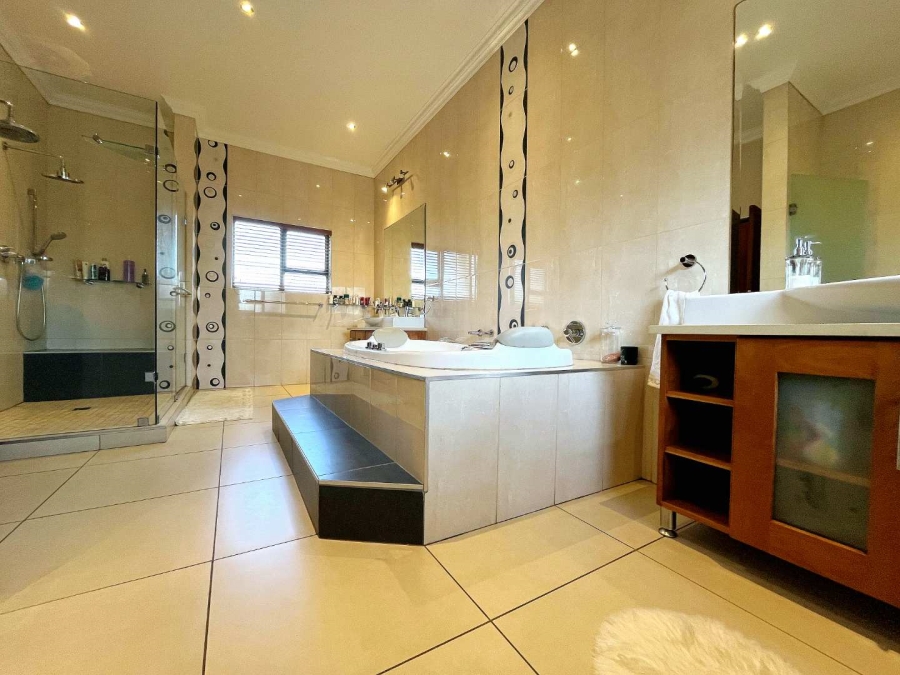 6 Bedroom Property for Sale in Mooikloof Gauteng