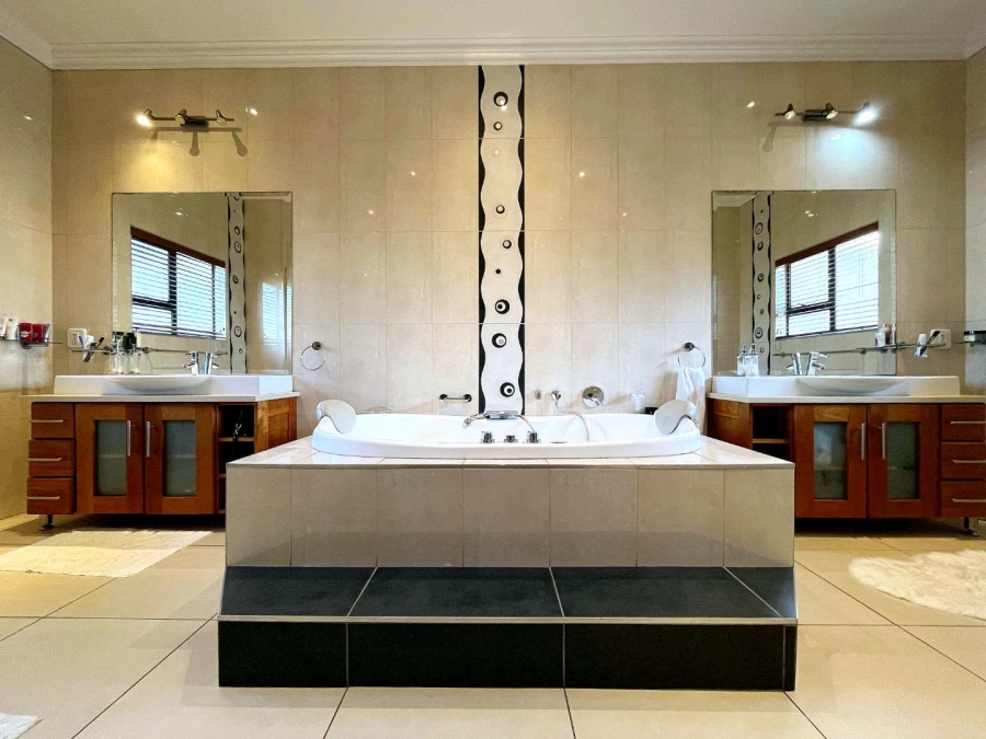 6 Bedroom Property for Sale in Mooikloof Gauteng