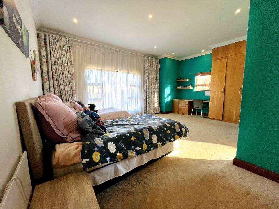 6 Bedroom Property for Sale in Mooikloof Gauteng