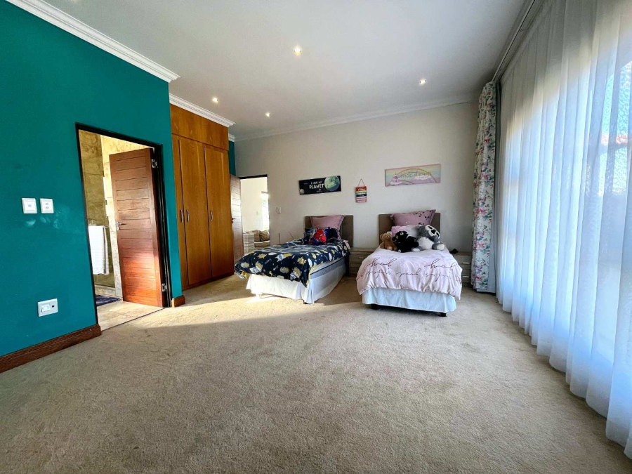 6 Bedroom Property for Sale in Mooikloof Gauteng