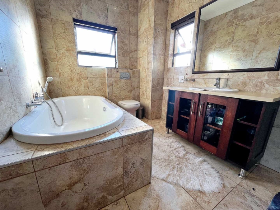 6 Bedroom Property for Sale in Mooikloof Gauteng