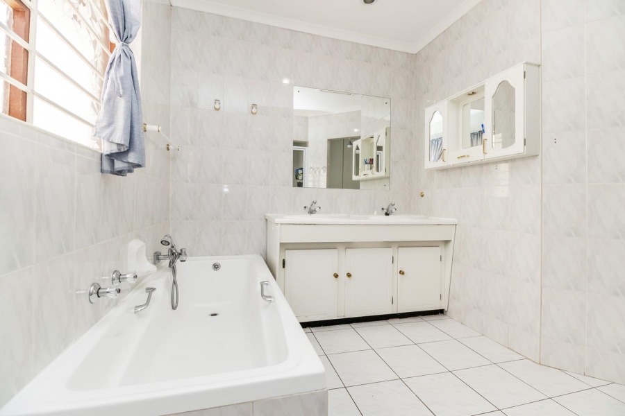 3 Bedroom Property for Sale in Darrenwood Gauteng
