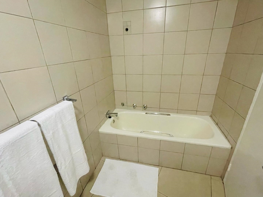 To Let 2 Bedroom Property for Rent in Sandhurst Gauteng