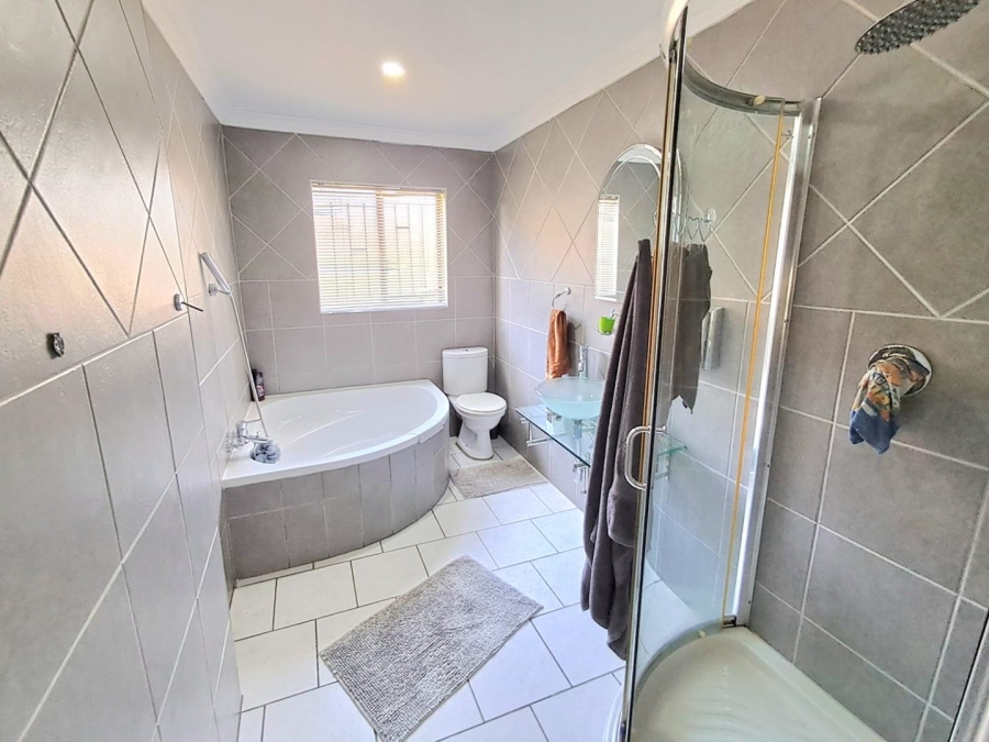 3 Bedroom Property for Sale in Bassonia Gauteng