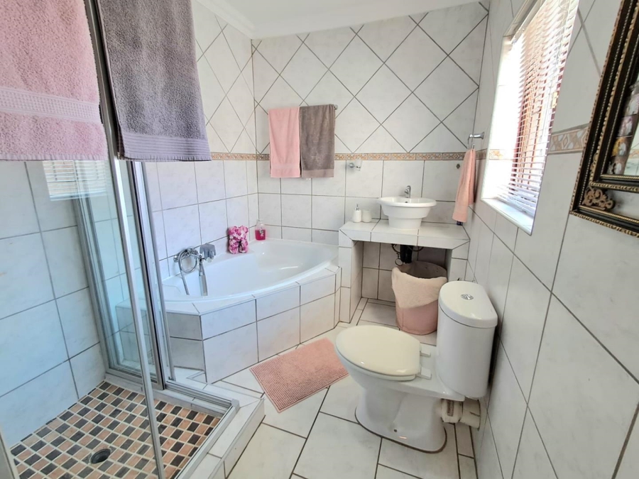 3 Bedroom Property for Sale in Bassonia Gauteng