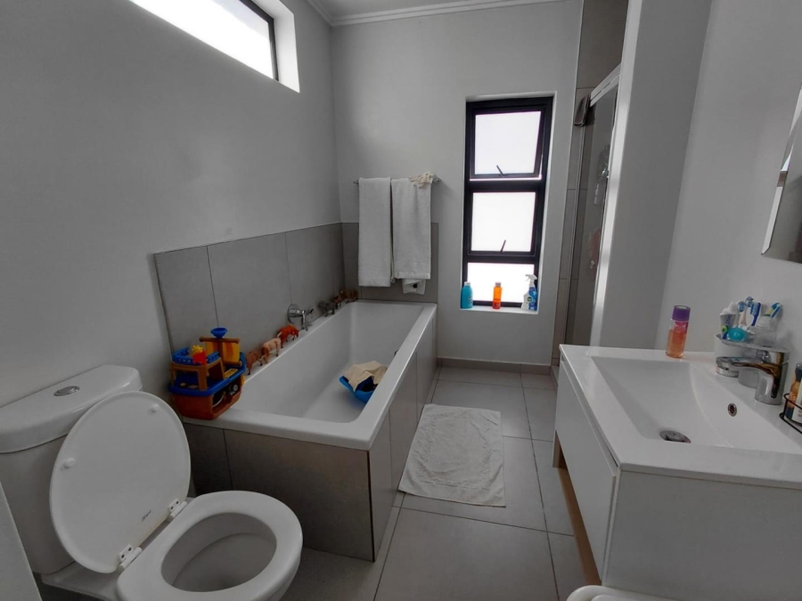 To Let 3 Bedroom Property for Rent in Broadacres Gauteng