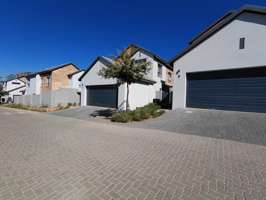 To Let 3 Bedroom Property for Rent in Broadacres Gauteng