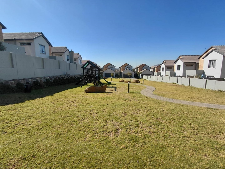 To Let 3 Bedroom Property for Rent in Broadacres Gauteng