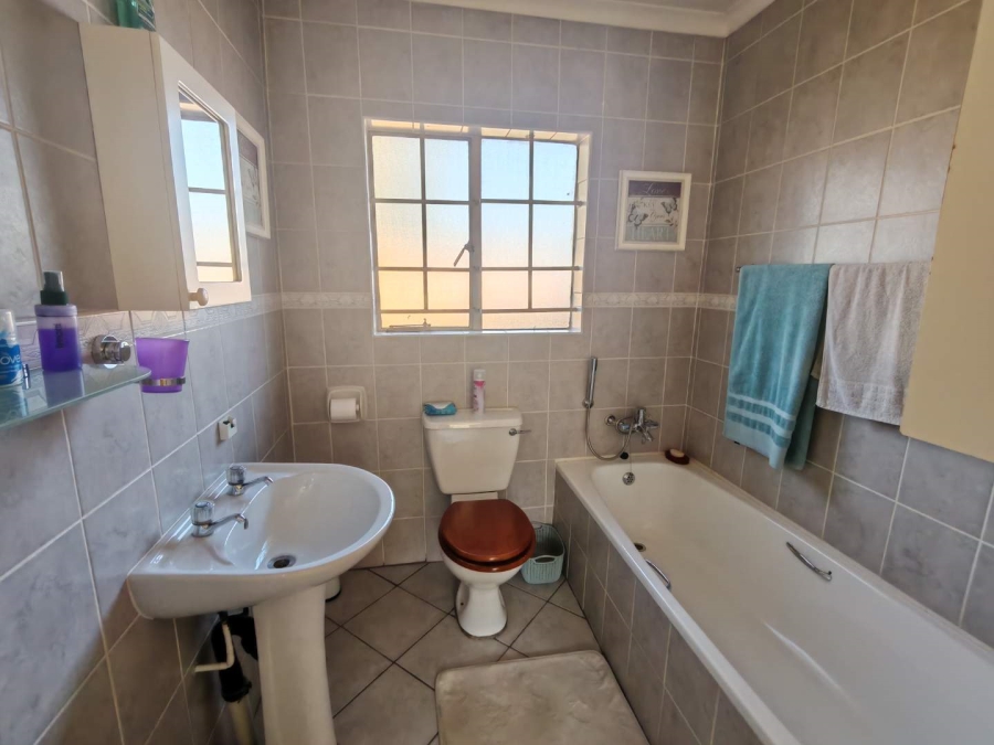 2 Bedroom Property for Sale in Eldoraigne Gauteng