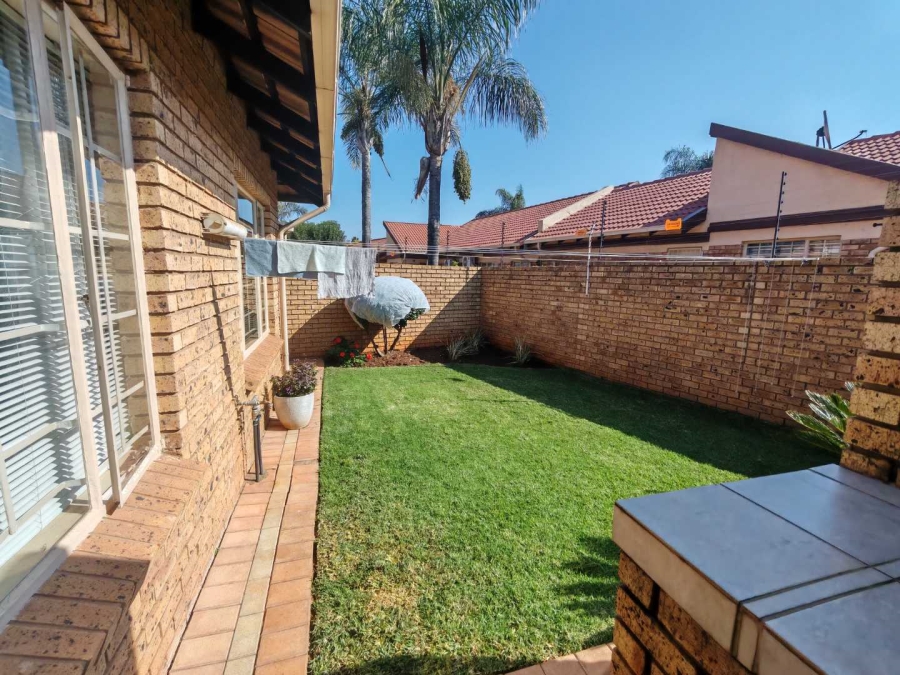 2 Bedroom Property for Sale in Eldoraigne Gauteng