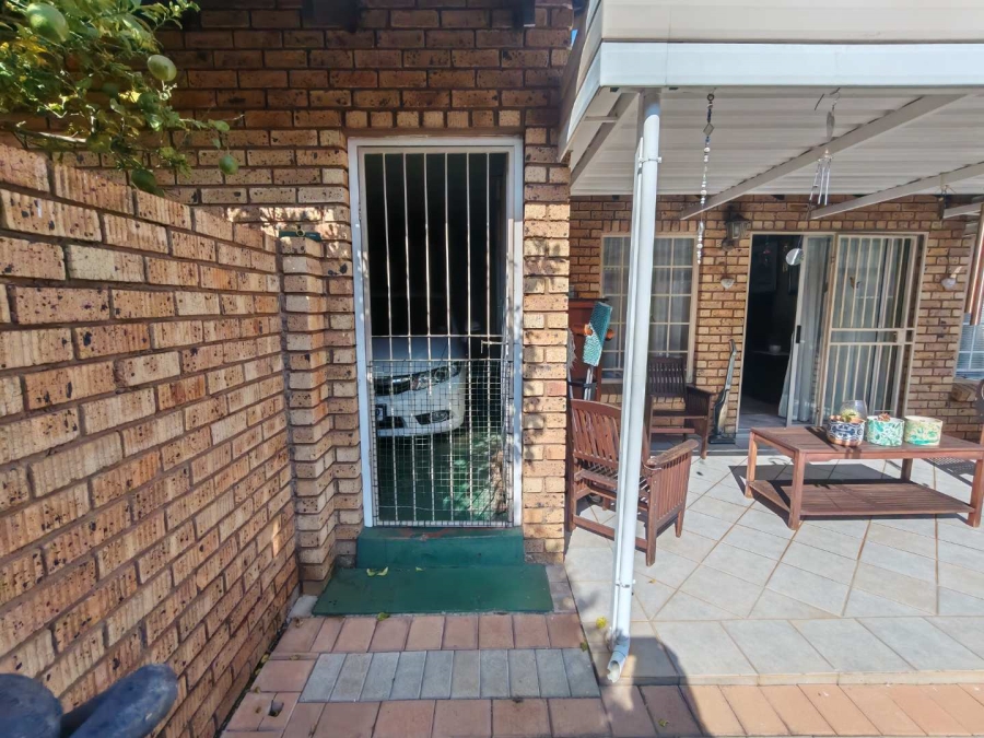 2 Bedroom Property for Sale in Eldoraigne Gauteng