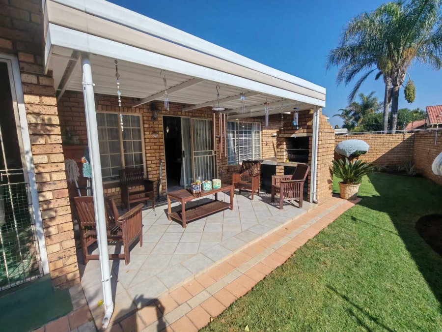 2 Bedroom Property for Sale in Eldoraigne Gauteng