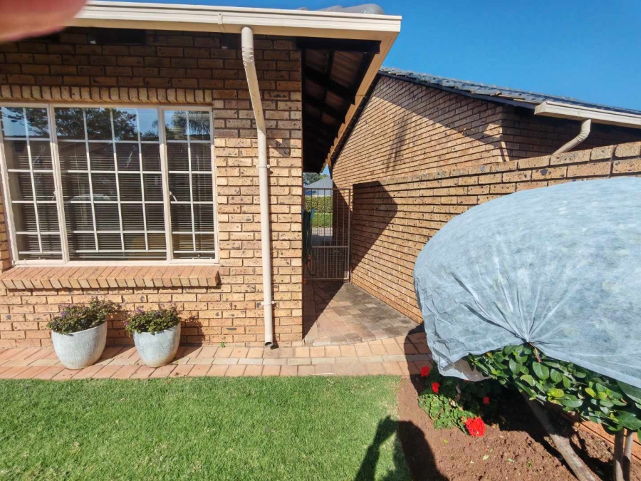 2 Bedroom Property for Sale in Eldoraigne Gauteng