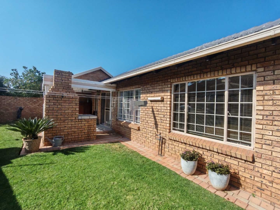 2 Bedroom Property for Sale in Eldoraigne Gauteng