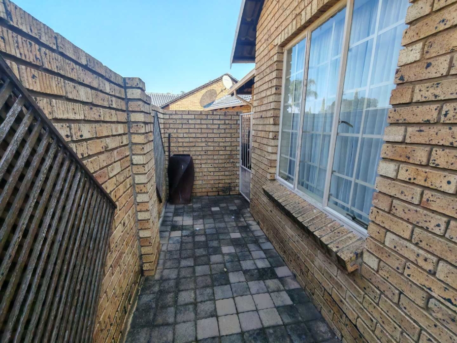 2 Bedroom Property for Sale in Eldoraigne Gauteng