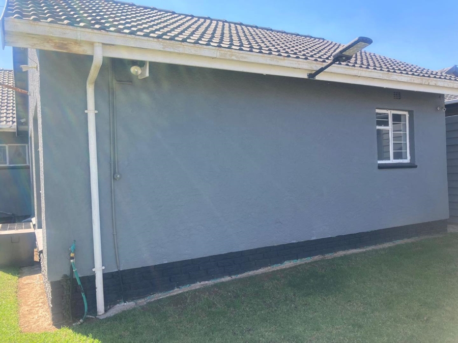 4 Bedroom Property for Sale in Witpoortjie Gauteng