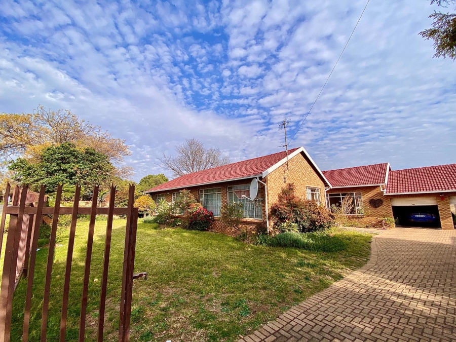 4 Bedroom Property for Sale in Wilro Park Gauteng