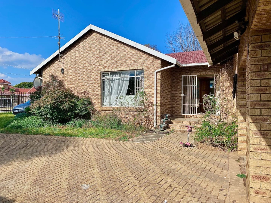 4 Bedroom Property for Sale in Wilro Park Gauteng
