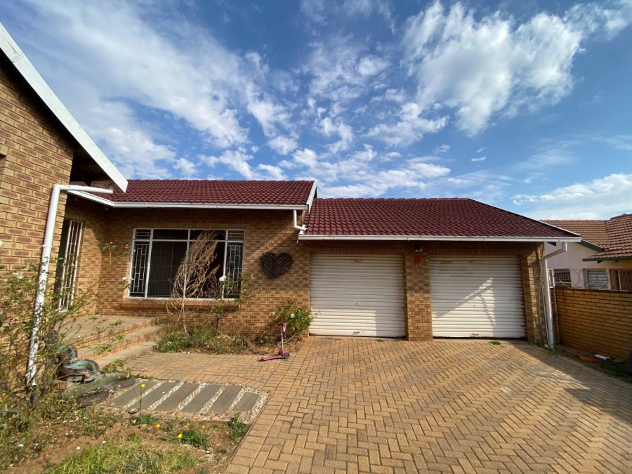 4 Bedroom Property for Sale in Wilro Park Gauteng