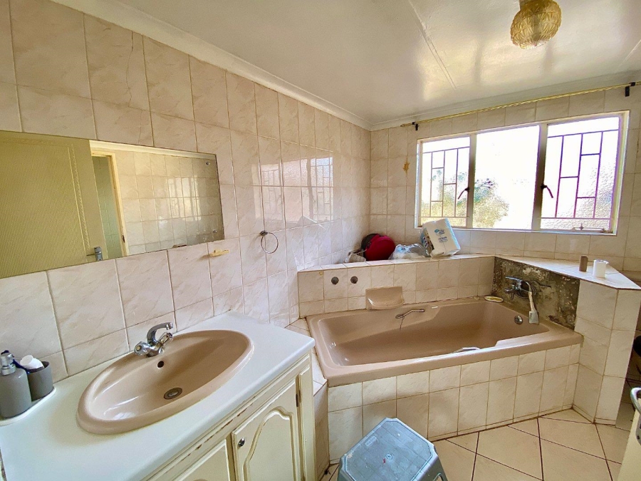 4 Bedroom Property for Sale in Wilro Park Gauteng