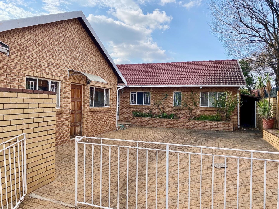 4 Bedroom Property for Sale in Wilro Park Gauteng