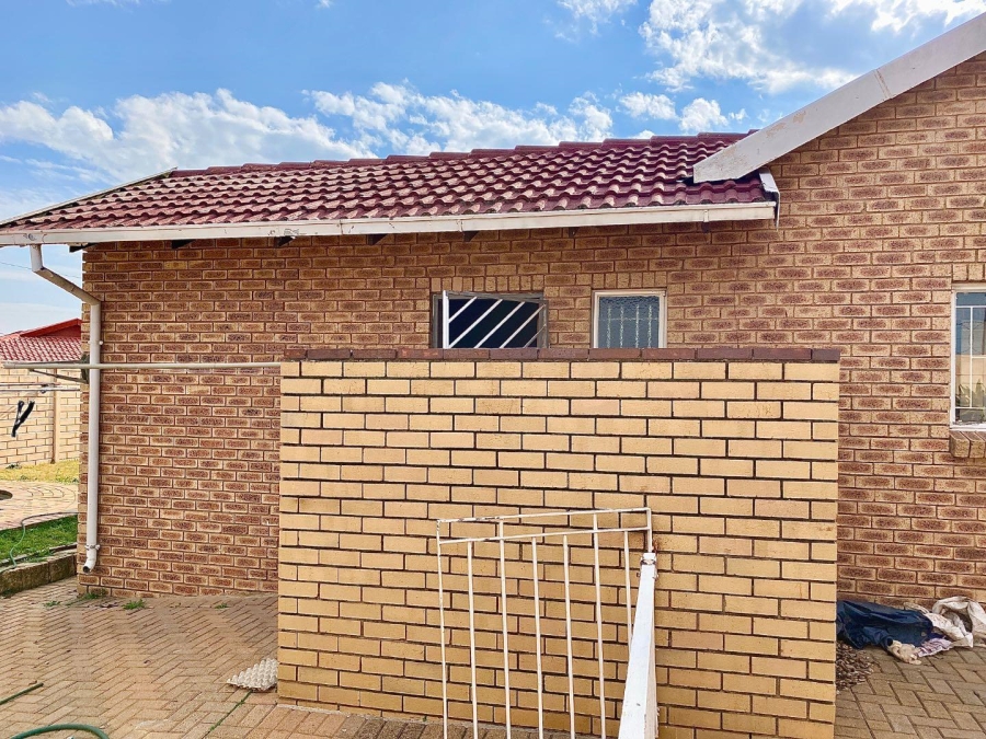4 Bedroom Property for Sale in Wilro Park Gauteng