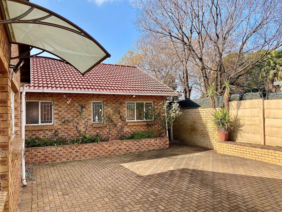 4 Bedroom Property for Sale in Wilro Park Gauteng