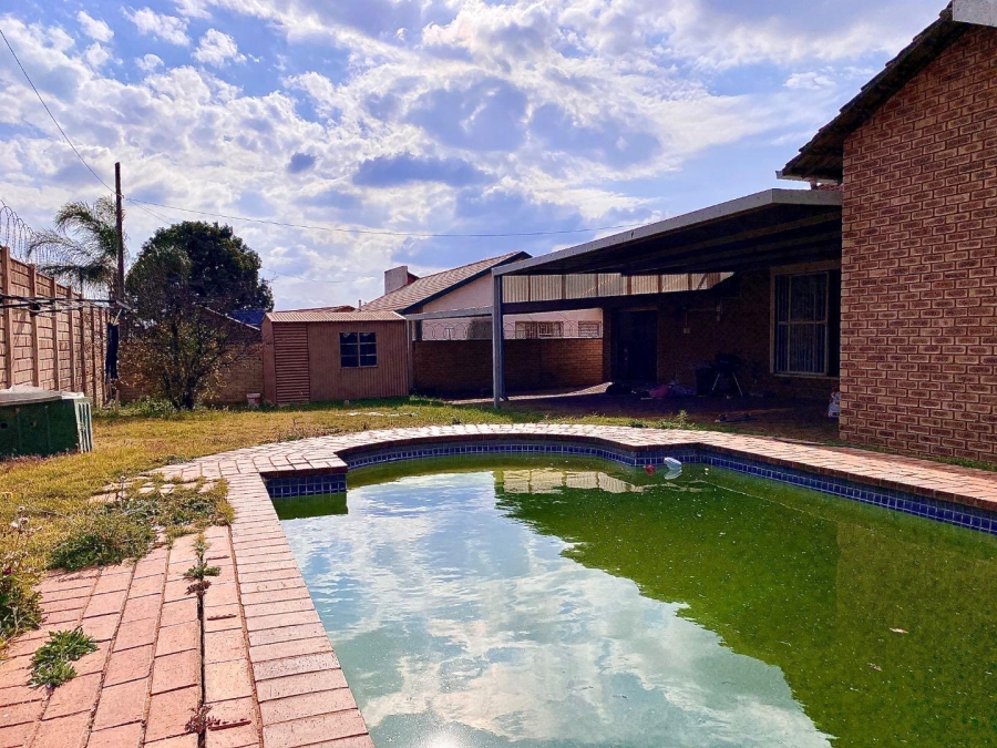 4 Bedroom Property for Sale in Wilro Park Gauteng