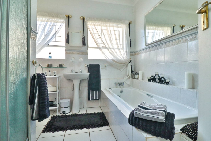 5 Bedroom Property for Sale in Moreleta Park Gauteng