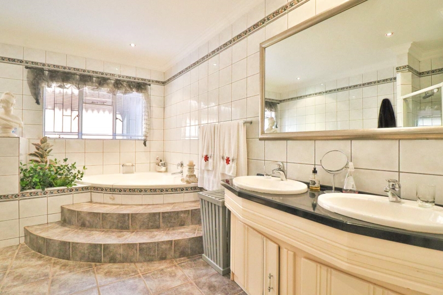 5 Bedroom Property for Sale in Moreleta Park Gauteng