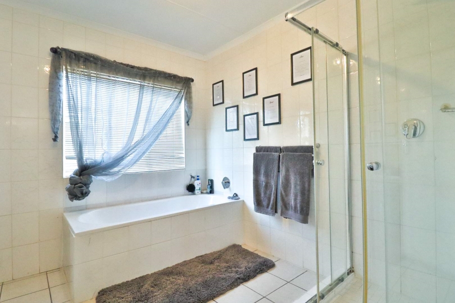5 Bedroom Property for Sale in Moreleta Park Gauteng