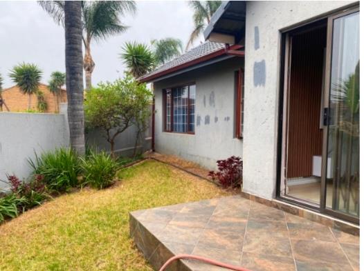 2 Bedroom Property for Sale in Corlett Gardens Gauteng