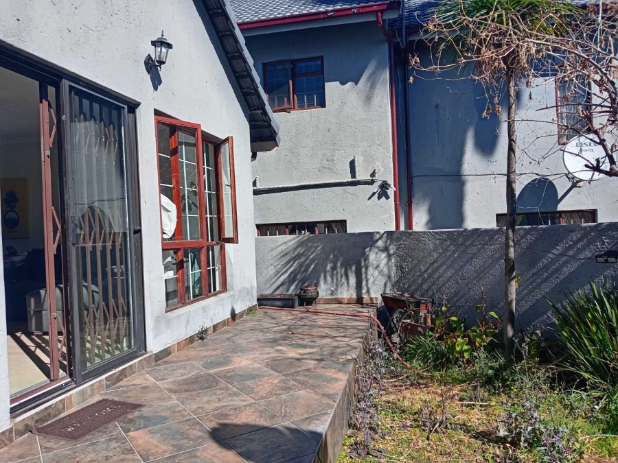 2 Bedroom Property for Sale in Corlett Gardens Gauteng
