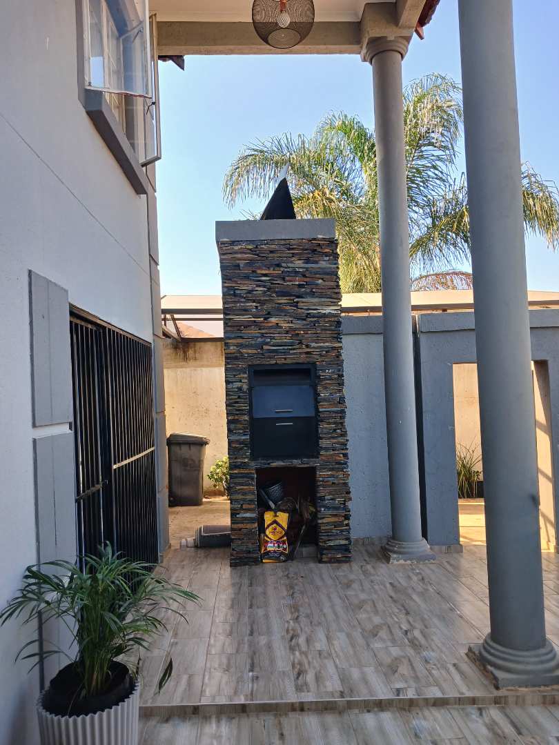 4 Bedroom Property for Sale in Nkwe Estate Gauteng
