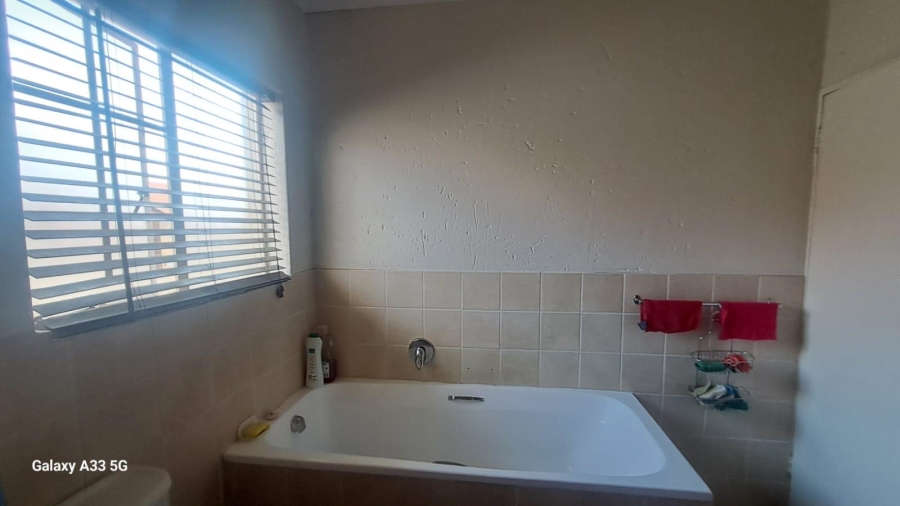 2 Bedroom Property for Sale in Vorna Valley Gauteng